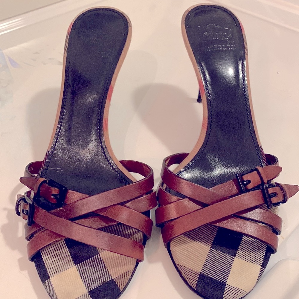 Burberry 😸 kitten sandals or heel. Size 39
